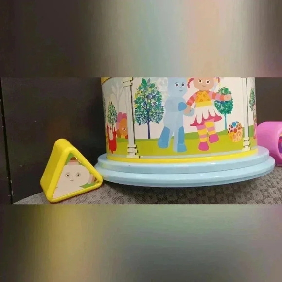 In the Night  Garden 2007 Shape and Spin Gazebo Sorter Toy with 3 block forns - Picture 3 of 9